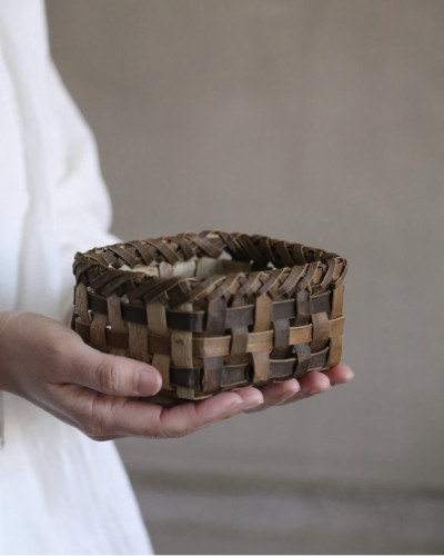 くるみ樹皮の小さなカゴ