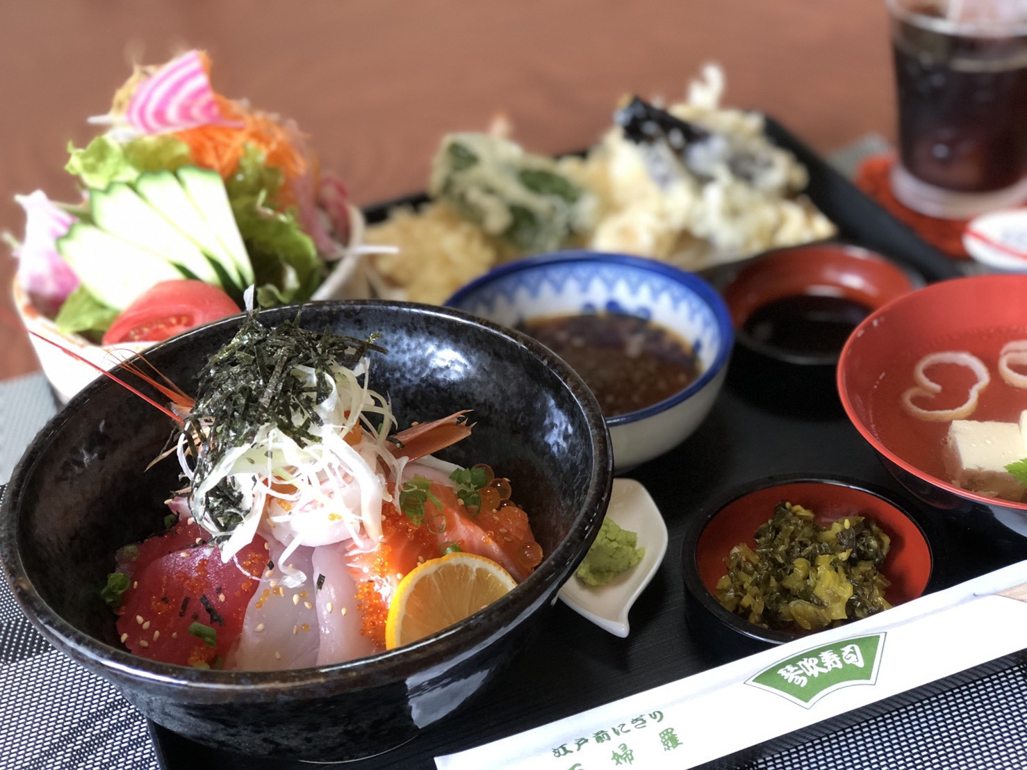 当店1番人気、海鮮丼セット