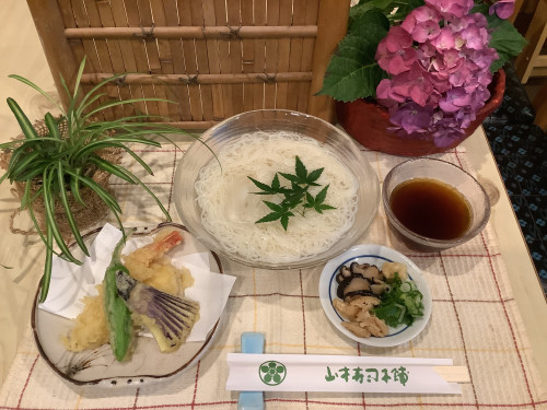 そうめん、ざるそば　冷たい麺もやっています