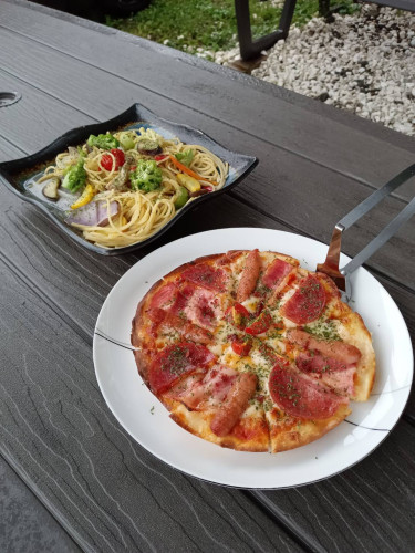デラックスミックスピザ　大滝産野菜のパスタ