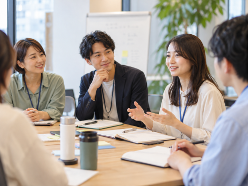 自然光の会議室で広がる笑顔の協働議論.png