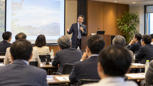 企業セミナーで語る講演者.png