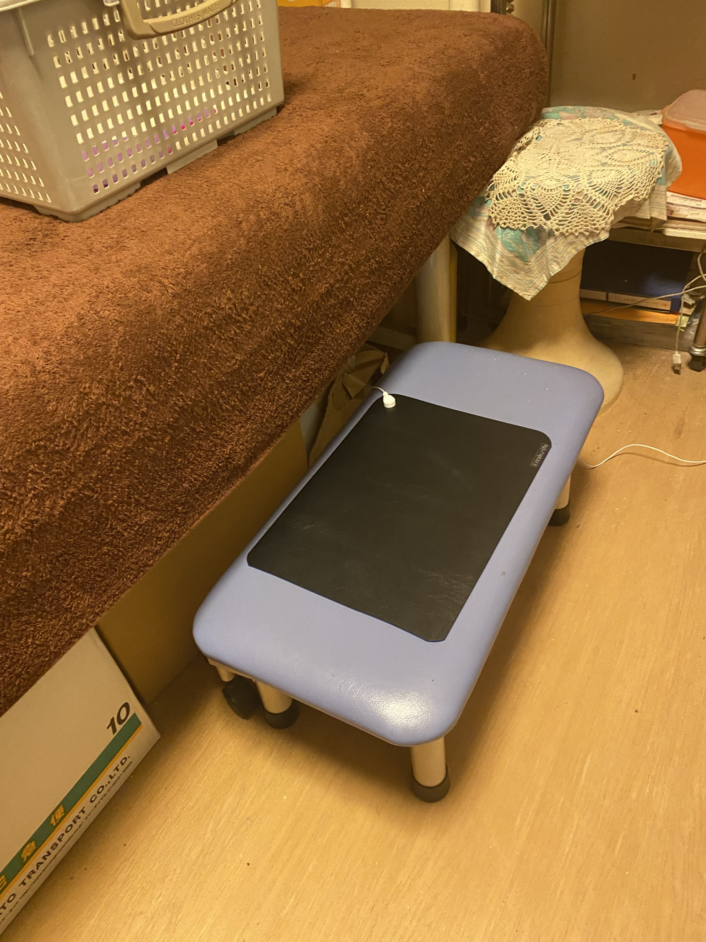 踏み台にアーシングマット