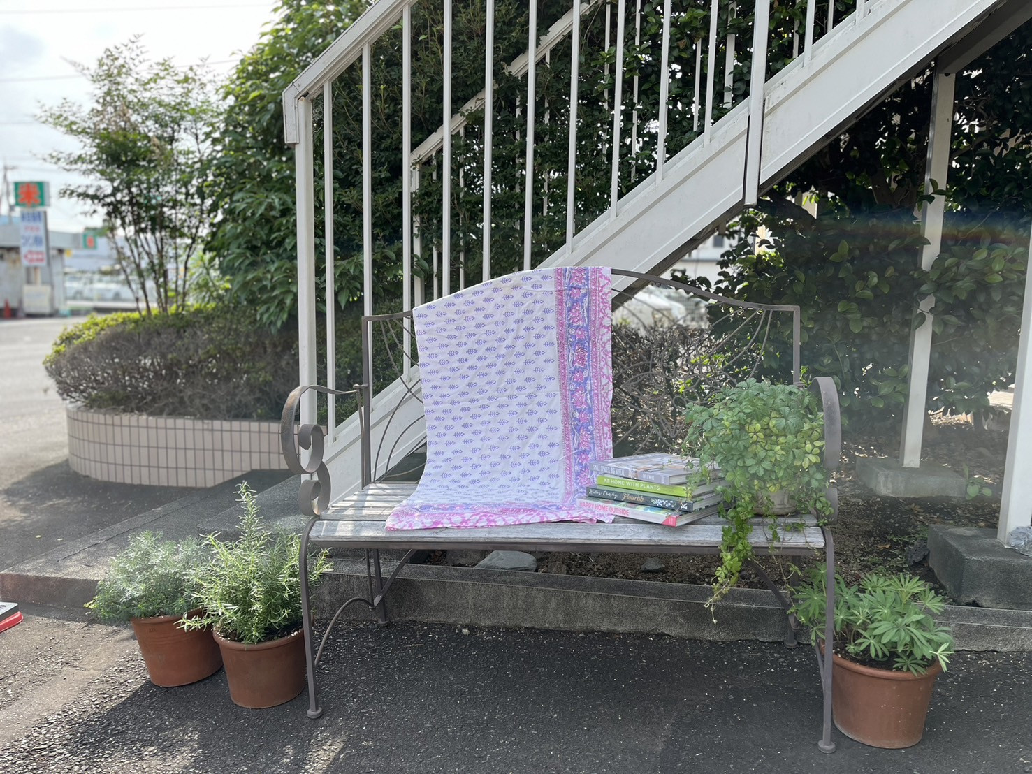 事業所の入り口にベンチを置きました。
