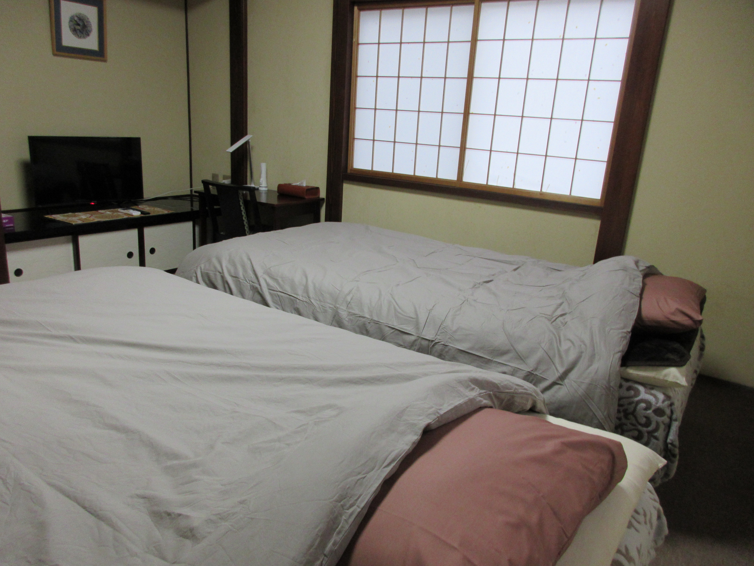 ツインルーム。　Wi-Fi環境・冷暖房設備が完備されています。☞つづく