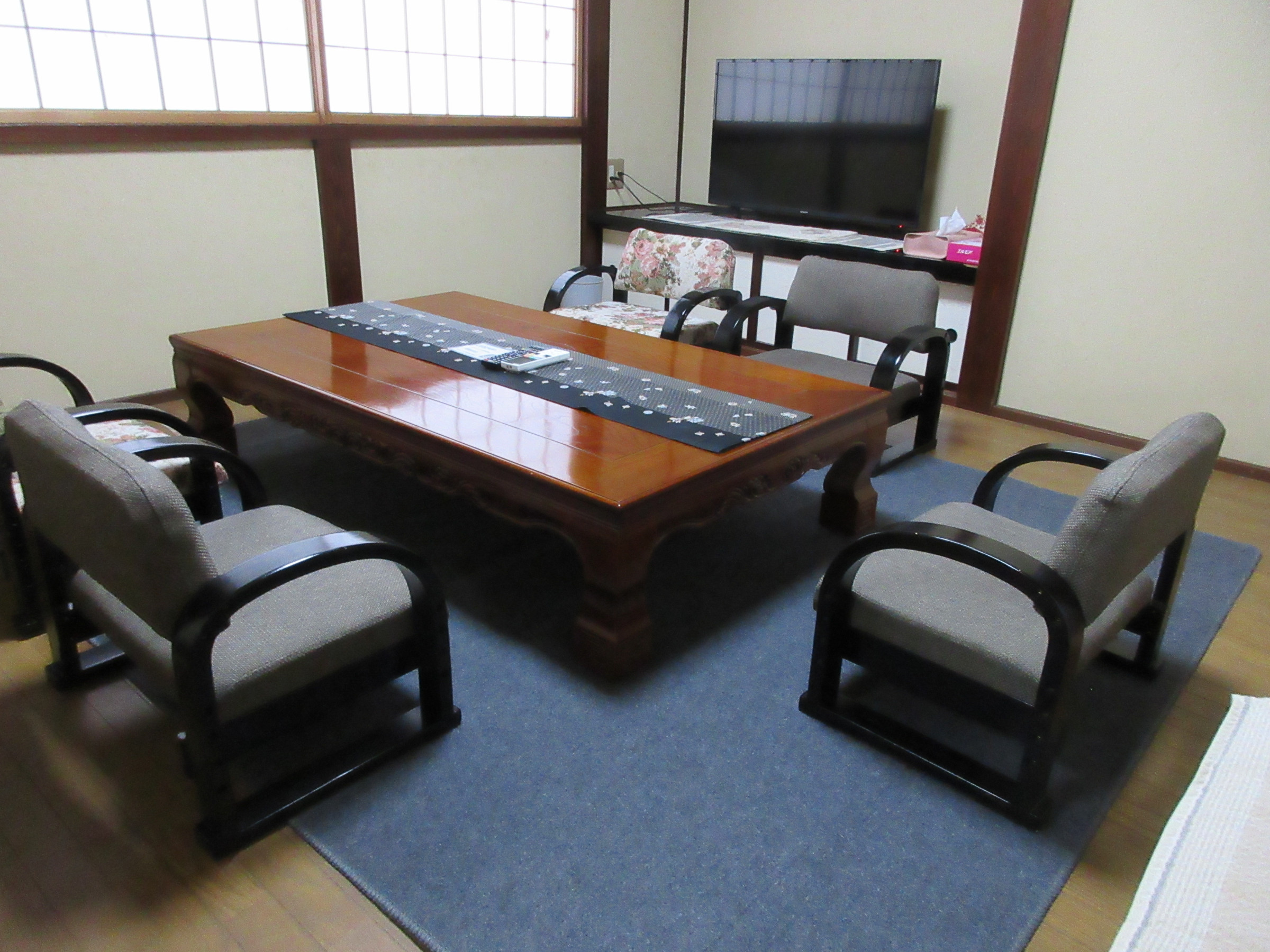 山あいに広がるのどかな田園風景が望める控えの間。　Wi-Fi環境・テレビ・空冷蔵庫・冷暖房設備が完備されてい ☞ つづく