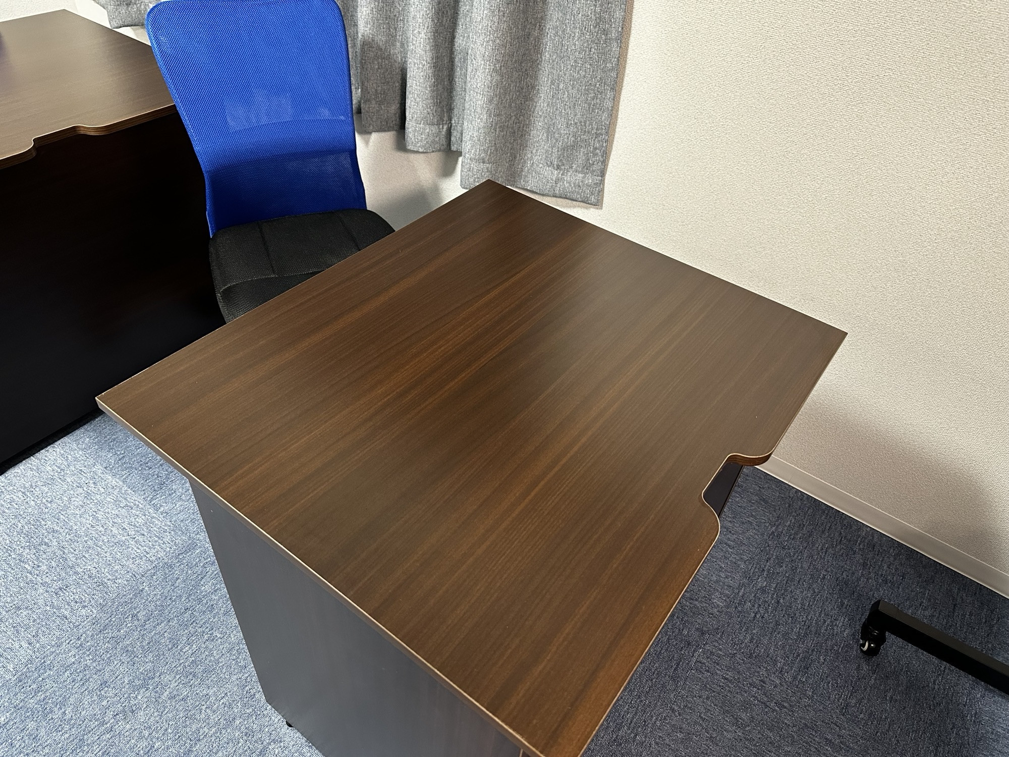 机は幅80cm、奥行70cmの木製デスクでゆったりと使用できます