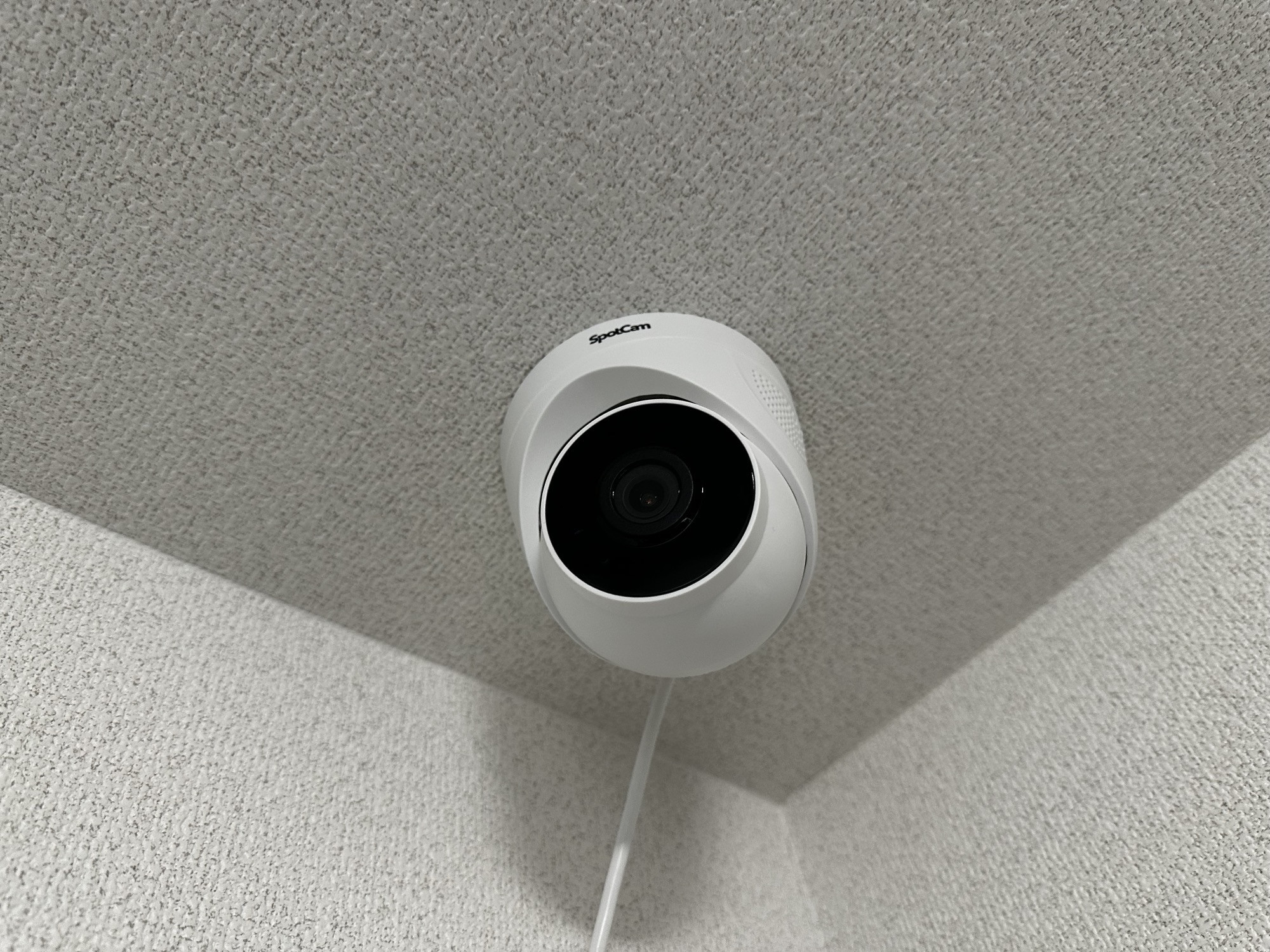 SpotCamの高性能カメラがクラウドストレージでお子様の安全を見守ります