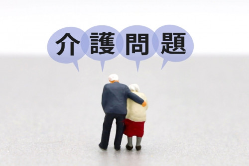 介護について悩む老夫婦.jpg