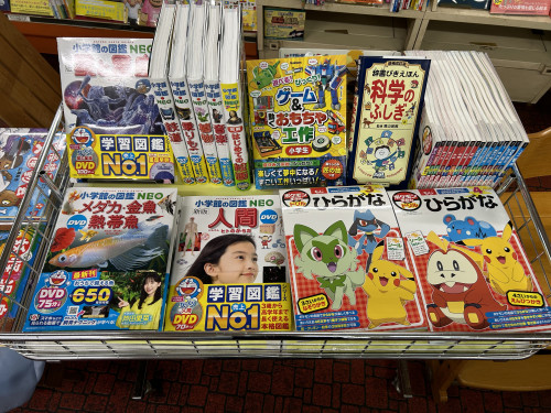 夏休みの自由研究向けの図鑑やポケモンドリルが入荷してます！