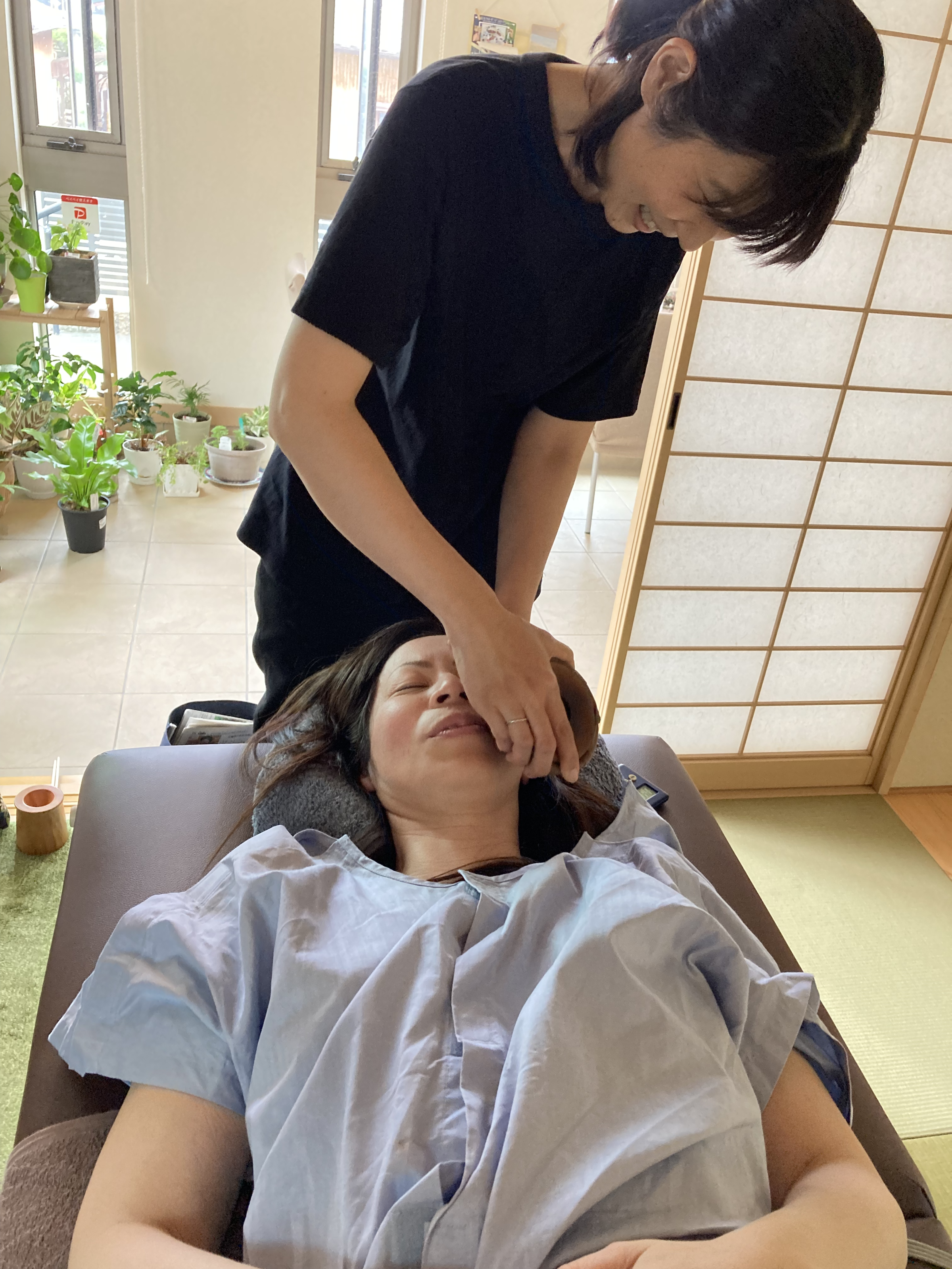 オンセラカップで温めながら、全身ほぐします。