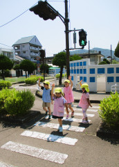 『手をあげて渡ります』