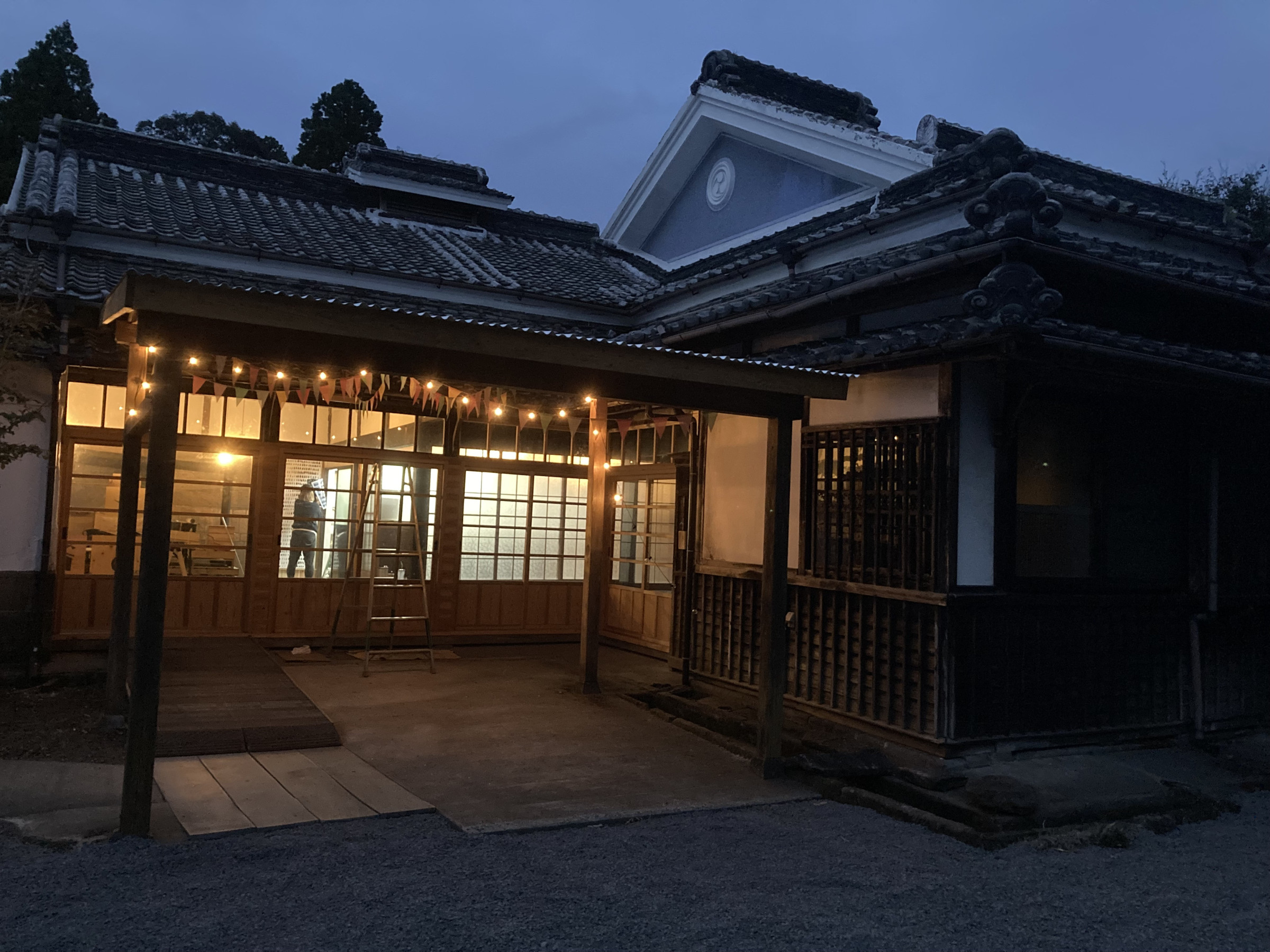 夜の古民家レストラン外観