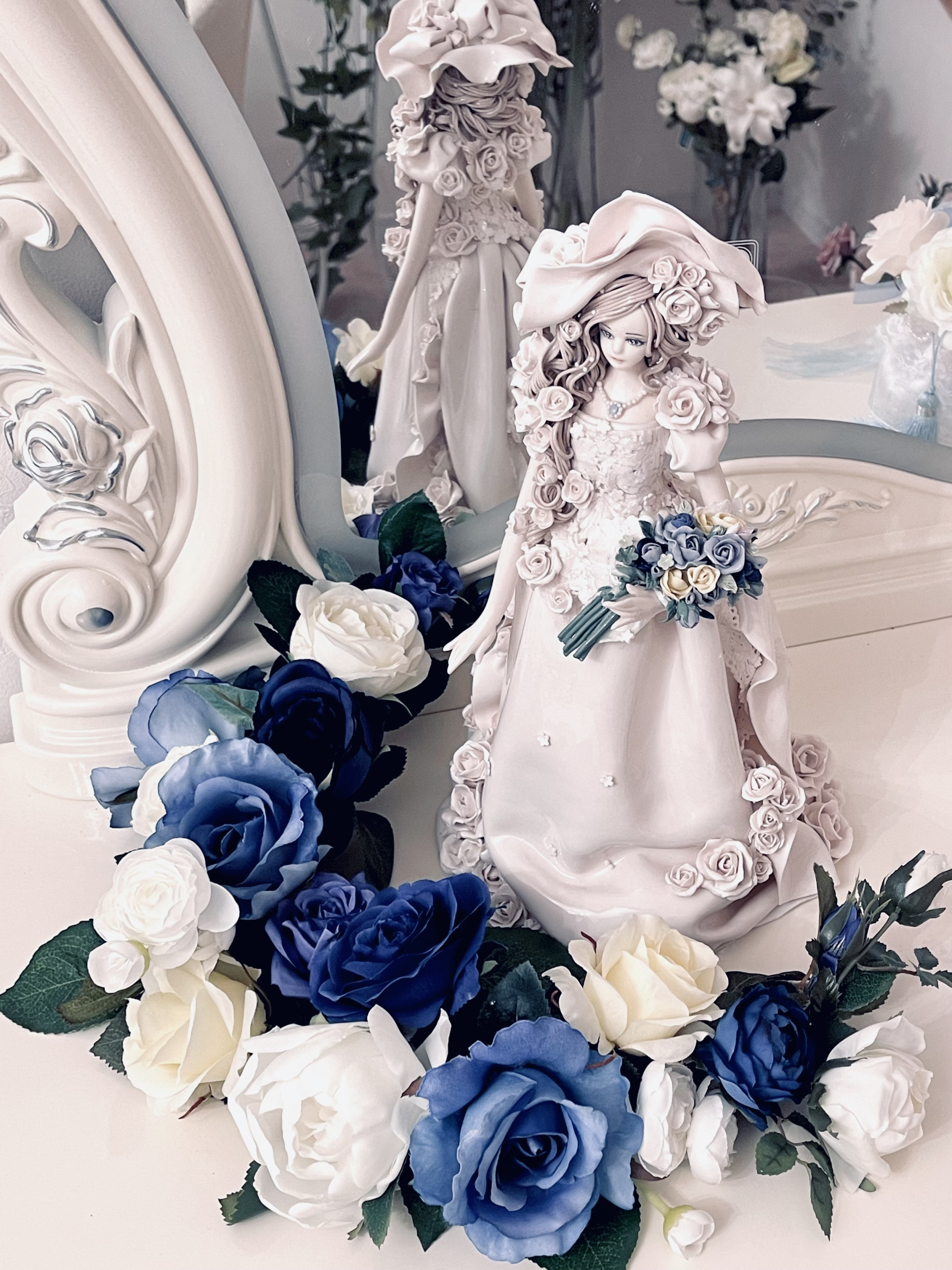 陶器のお人形とアーティフィシャルフラワー