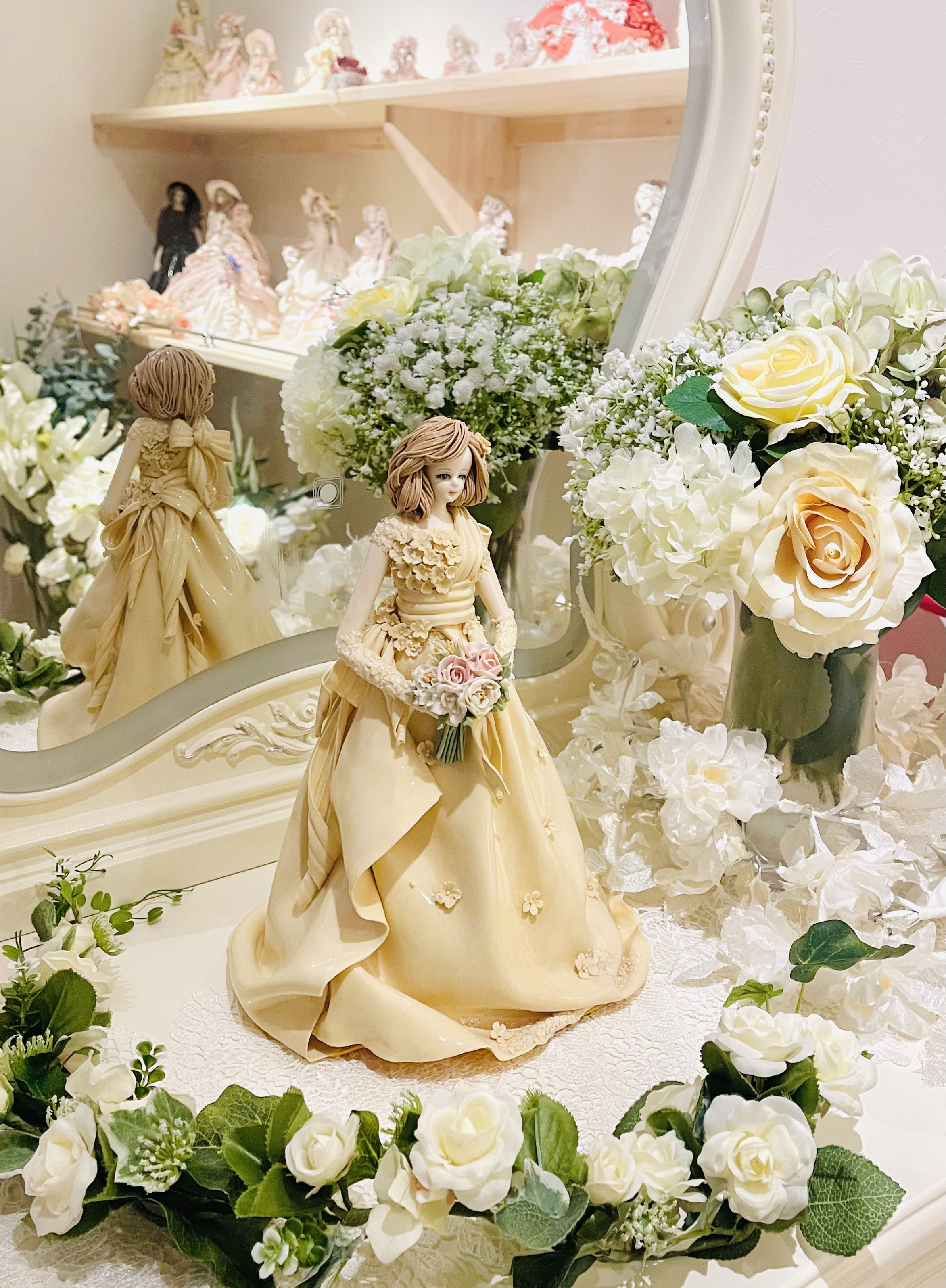 陶器のお人形とアーティフィシャルフラワー