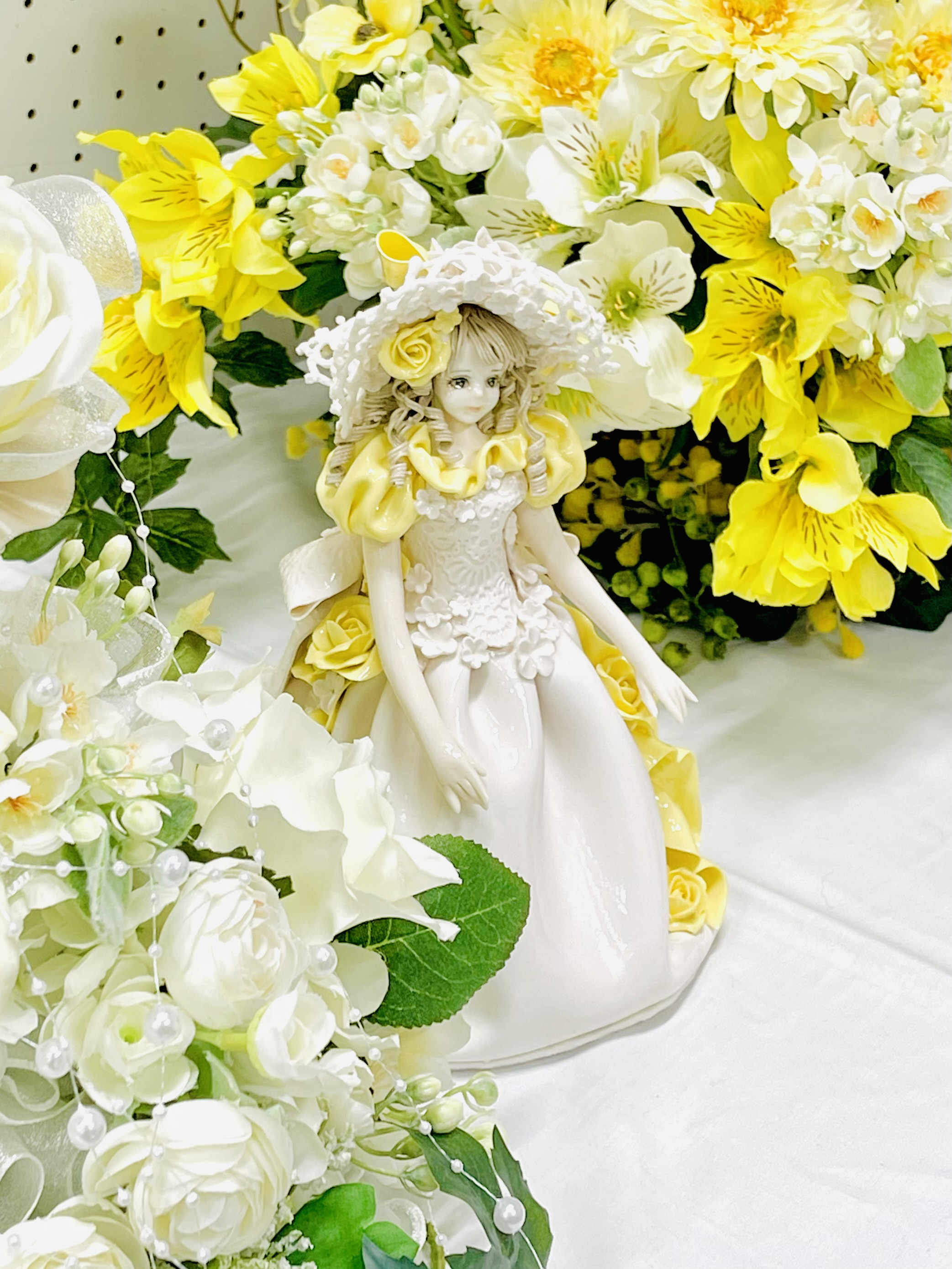 陶器のお人形とアーティフィシャルフラワー