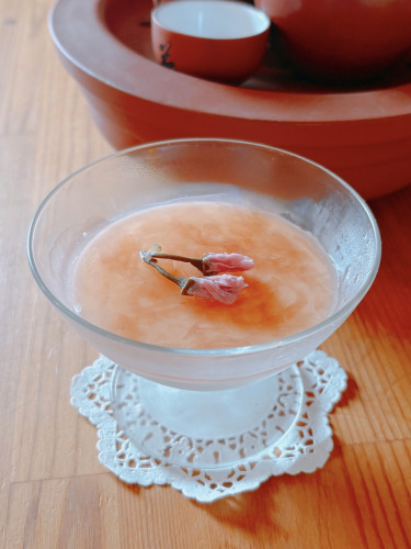 季節限定　桜の杏仁豆腐提供してます