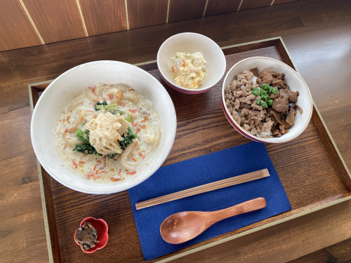 シェントウジャンのうどんと肉ご飯　デザート付き