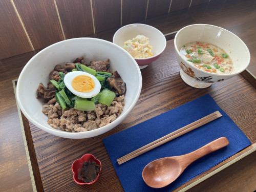 肉ご飯とシェントウジャン　デザート付き