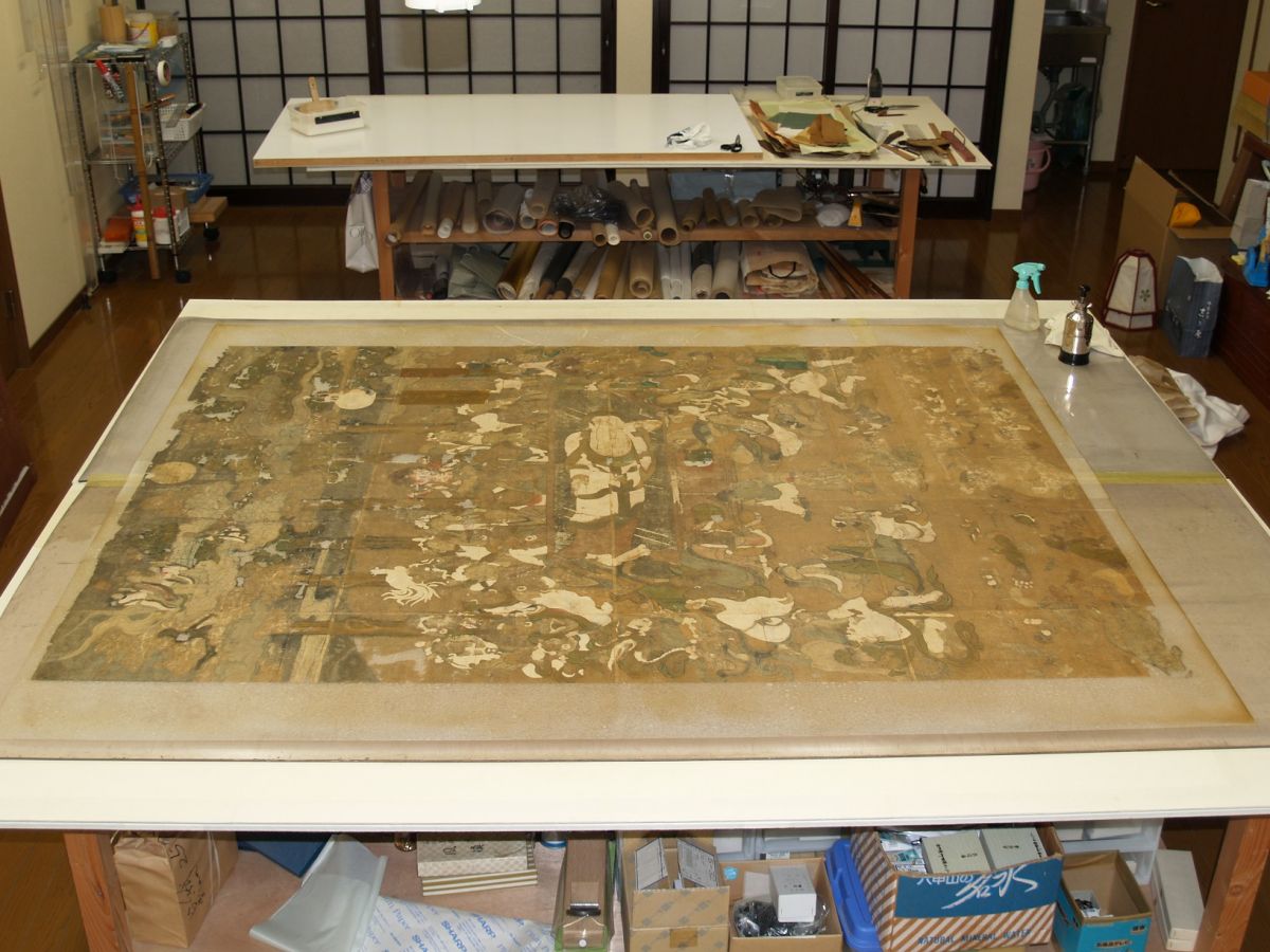 修復中　裏打ち紙の除去