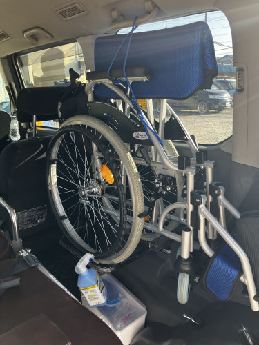 車両に車いすを常時積載している写真