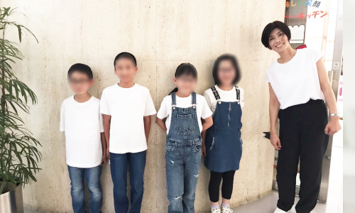 4人横並び_加工2.jpg