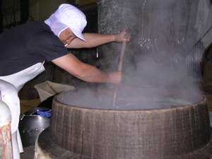 羽釜で天草を煮ているところ