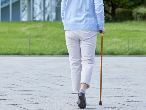 杖をつきながら歩く女性.jpg