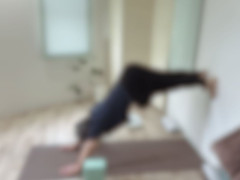 Mellow-Yoga メローヨガ 壁を使ったポーズの練習.jpg