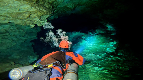 洞窟潜水2.jpg