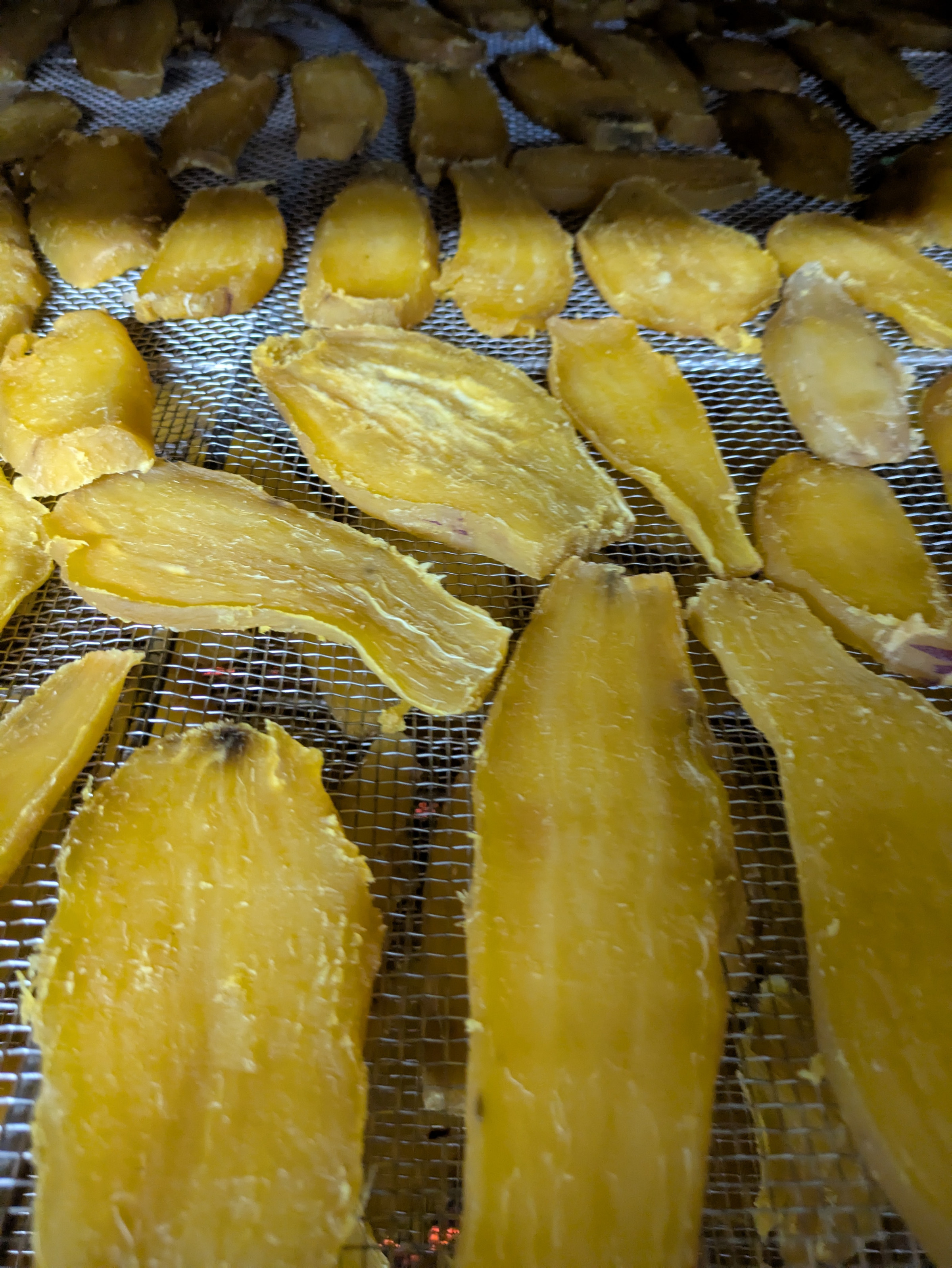 地元産のさつま芋を使用。早期にほしこがね、後期に紅はるかの種類を使います。