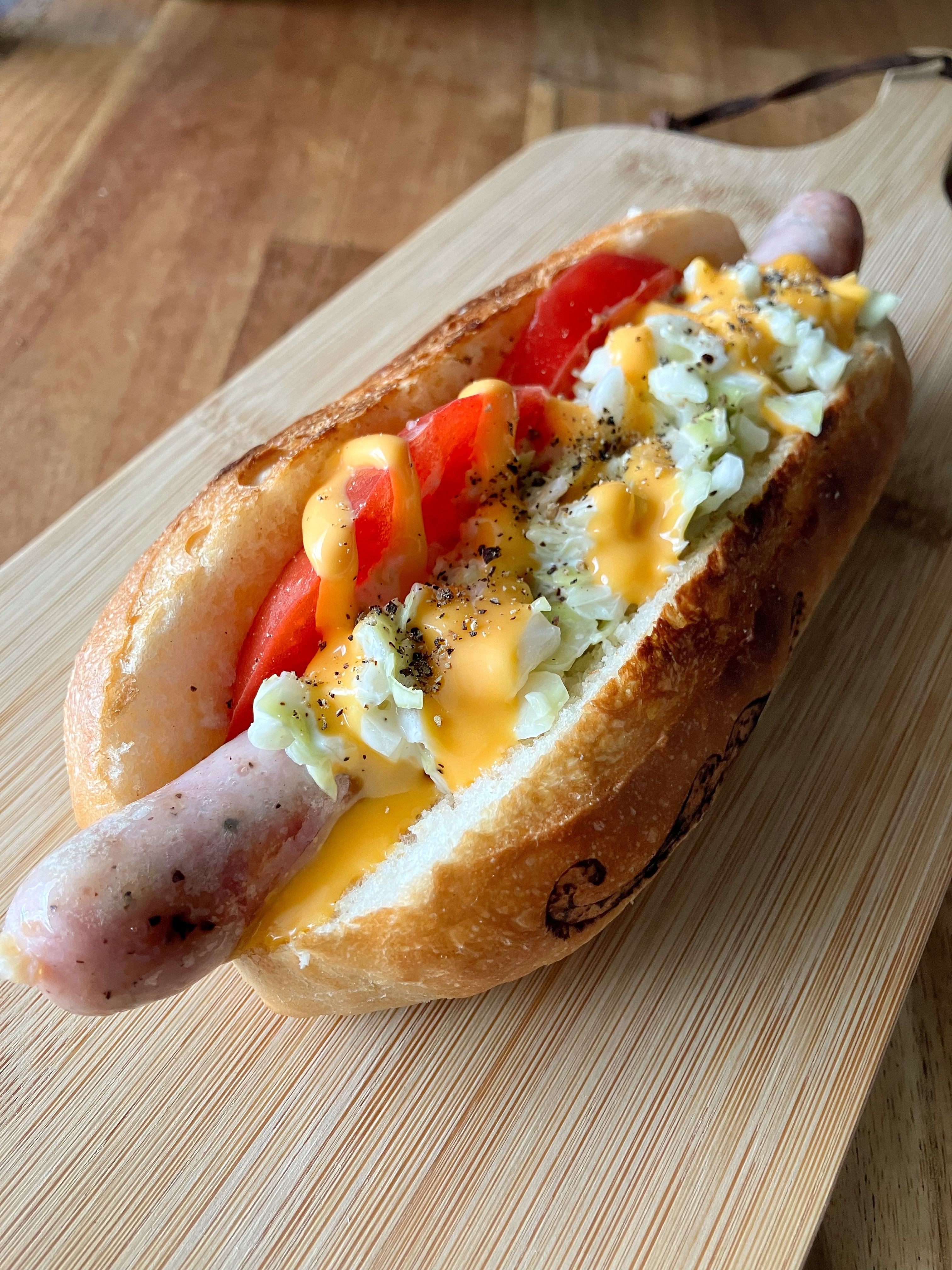 コールスローとトマトチェダードッグ