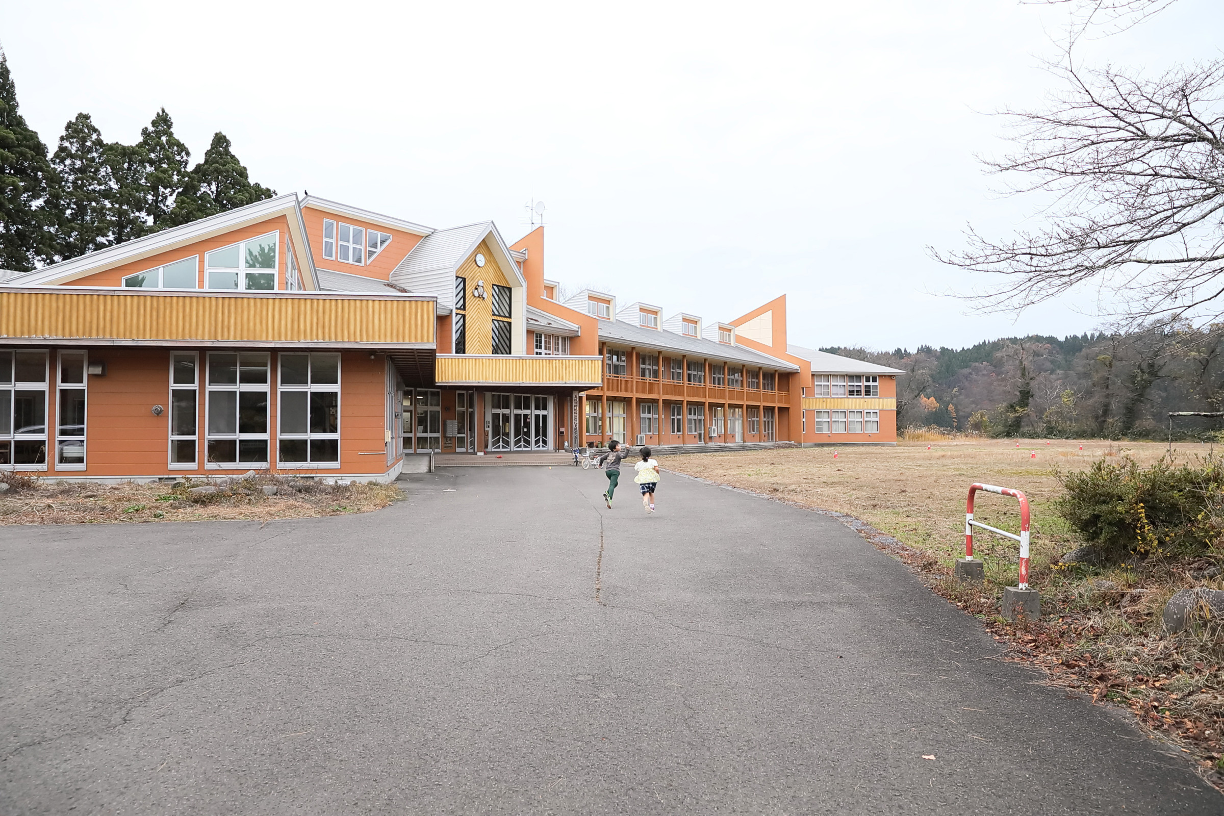 「いちご美容室」があるのは以前小学校だった保健室。