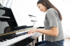 ピアノを弾く肖像アジアの女性.jpg