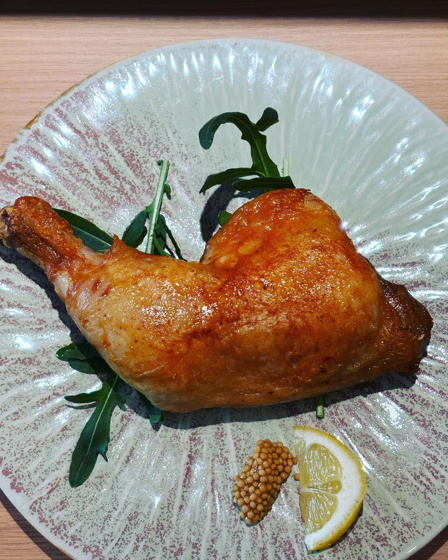 国産鶏の骨付きもも肉のコンフィ