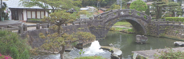 石橋公園を左手に見て、交差点を左折です。