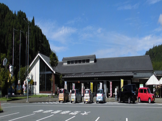 玖珠IC出入口目の前、九州で１００番目、大分で２１番目の道の駅です。