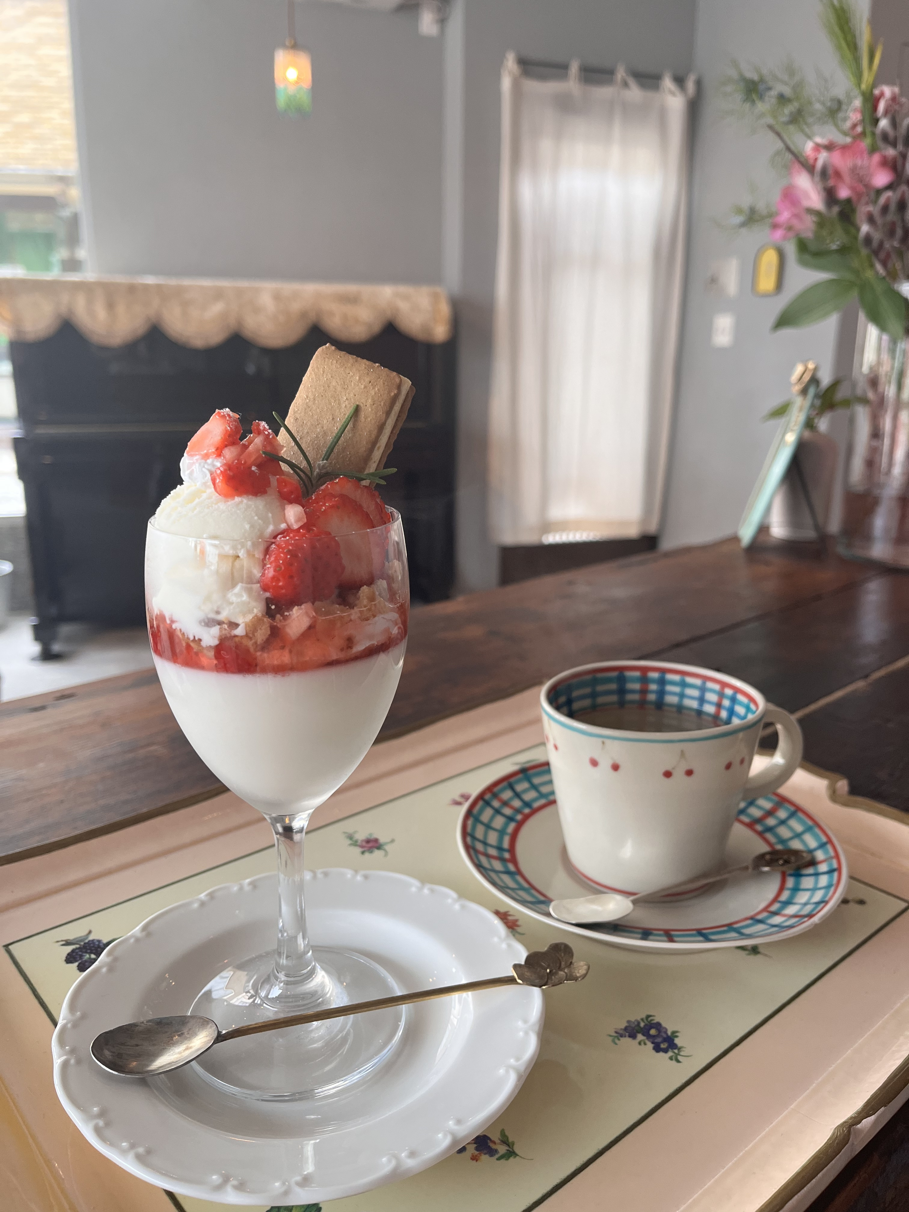 苺のグラスデザート始まりました