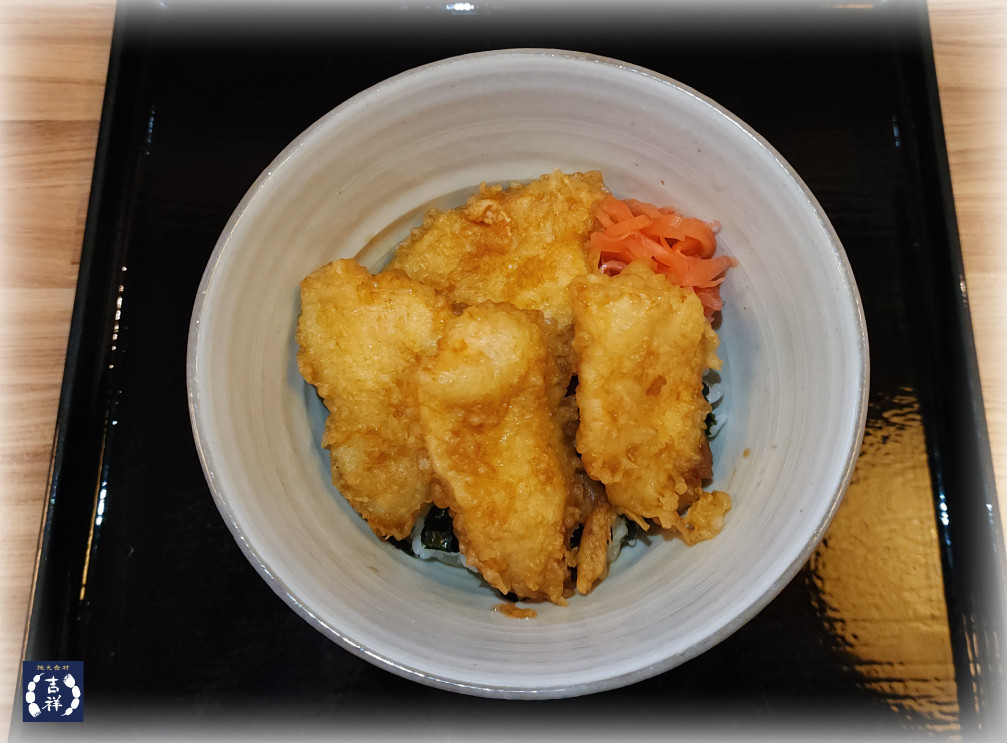 大人気　鶏天丼　サクッとしたころもと弾力のあるお肉、甘じょっぱいタレで御賞味ください。