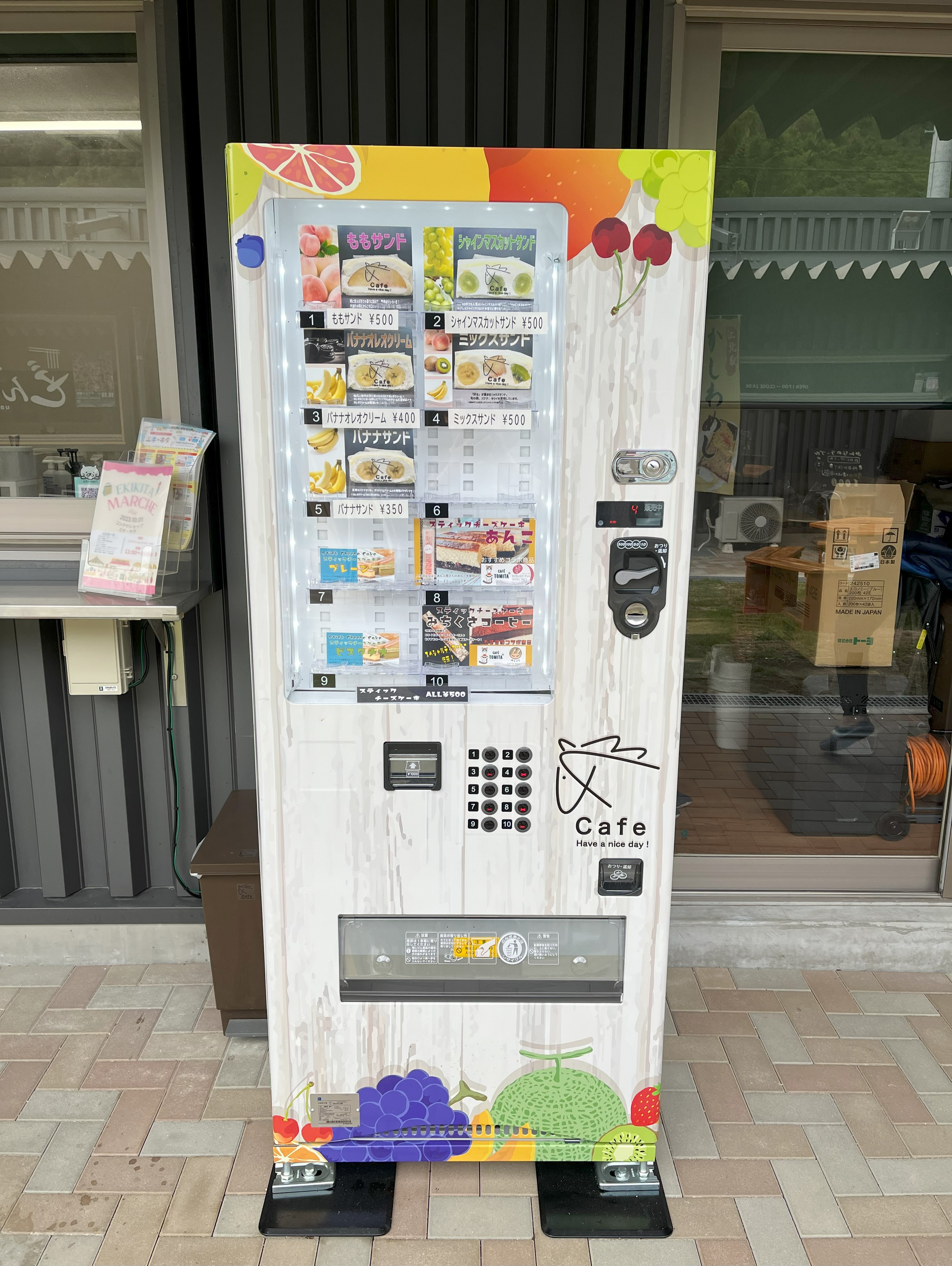 フルーツサンドの自動販売機を設置しましたー！！