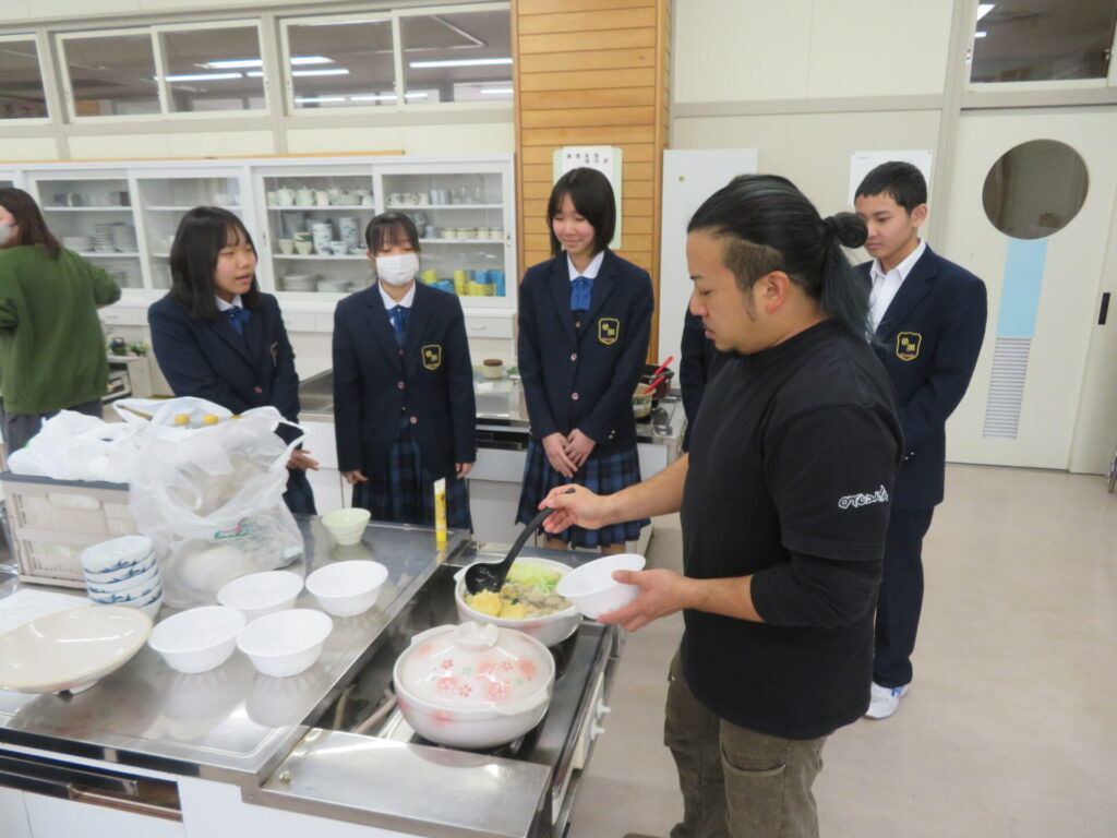 男鹿南中学校２年生　総合的学習に参加　新たな鍋メニューを試作