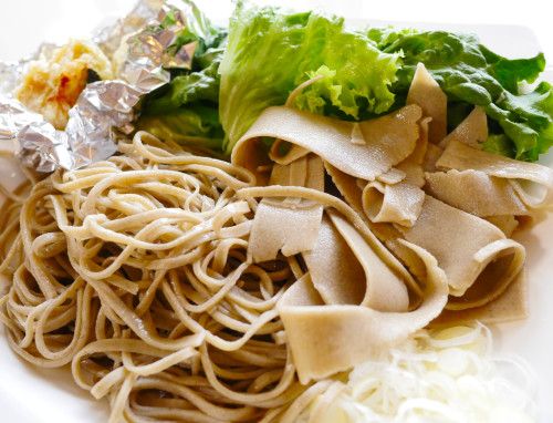 天ぷらそば／Soba with reheated tempura from the grocery store 