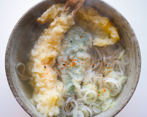 天ぷらそば／Soba with reheated tempura from the grocery store 