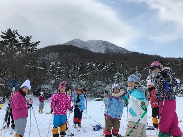 冬の雪あそび、男三瓶山をバックに！