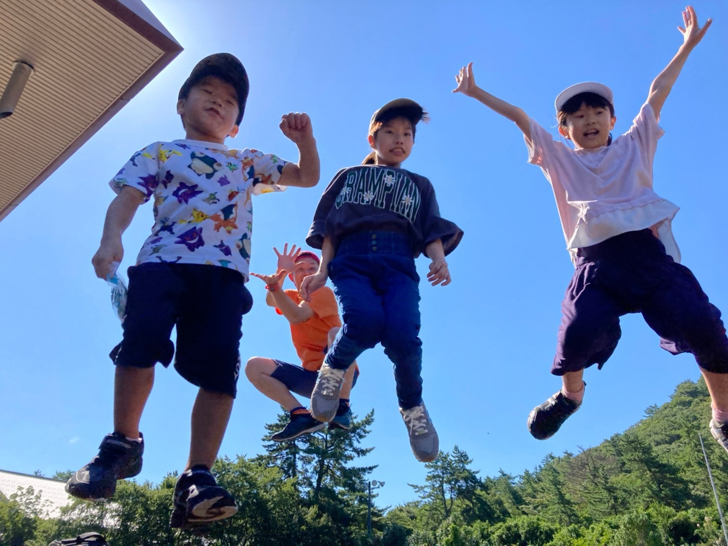 三瓶山の夏の空へ大ジャンプ！
