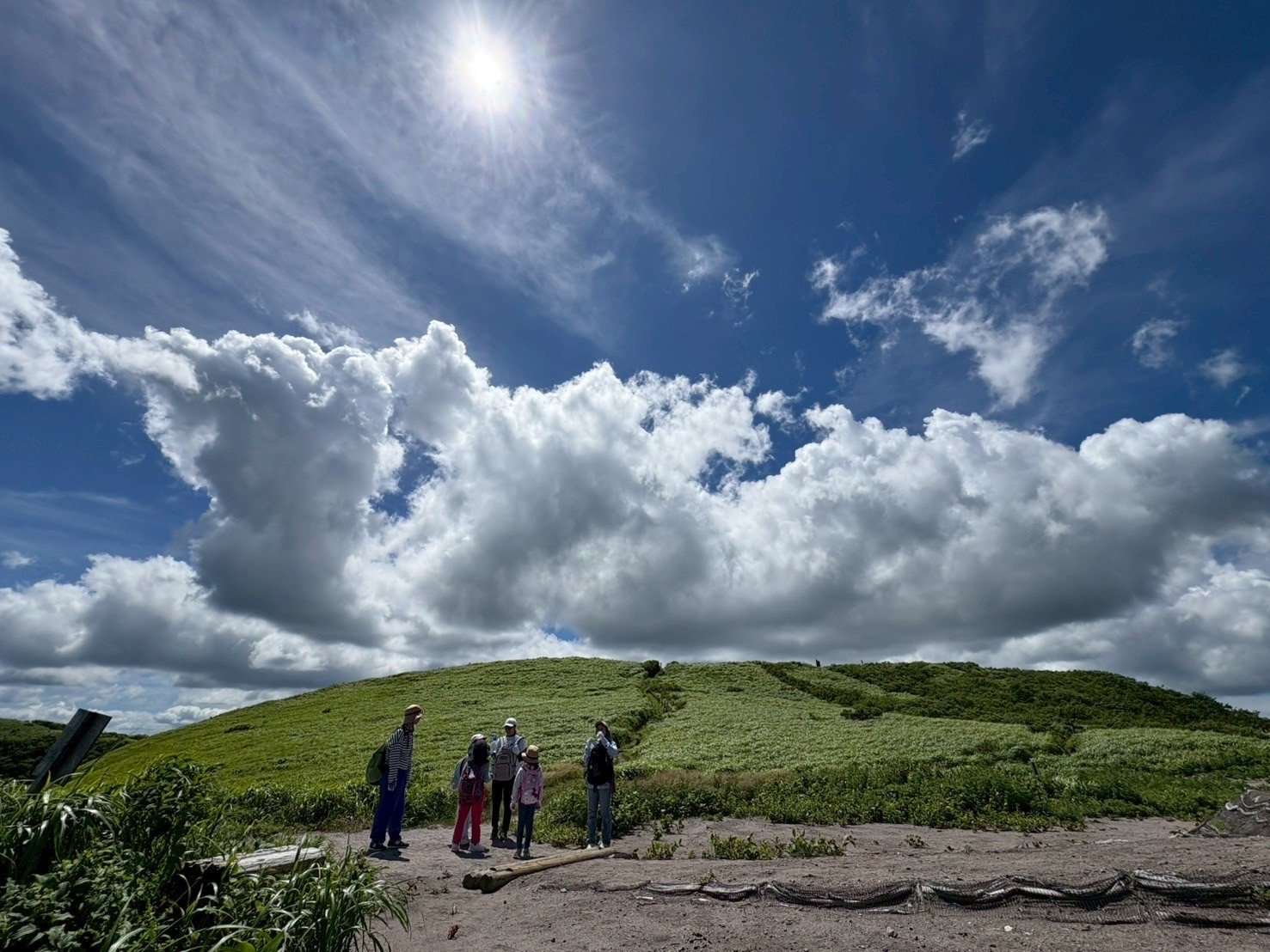 夏の山の学校、男三瓶山山頂にて！空がこんなに近いっ！