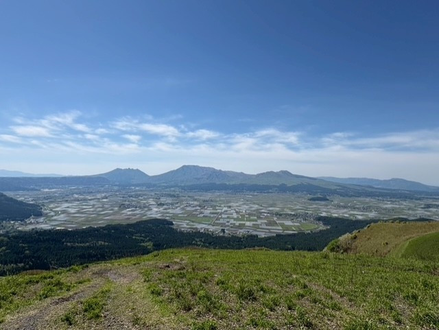 この夏の山の学校は、九州・阿蘇山へ！（現地打ち合わせ時に阿蘇大観峰より）