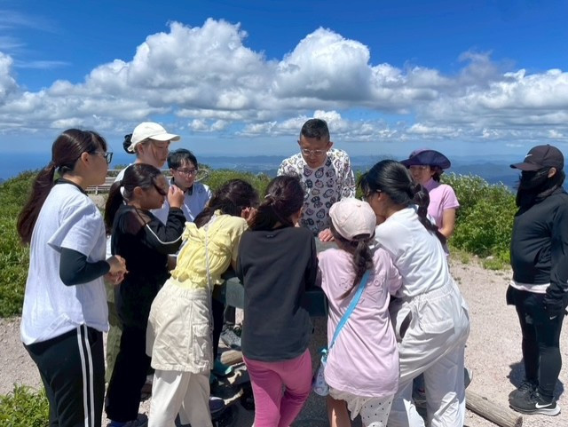山の学校の一コマ。男三瓶山山頂にて！