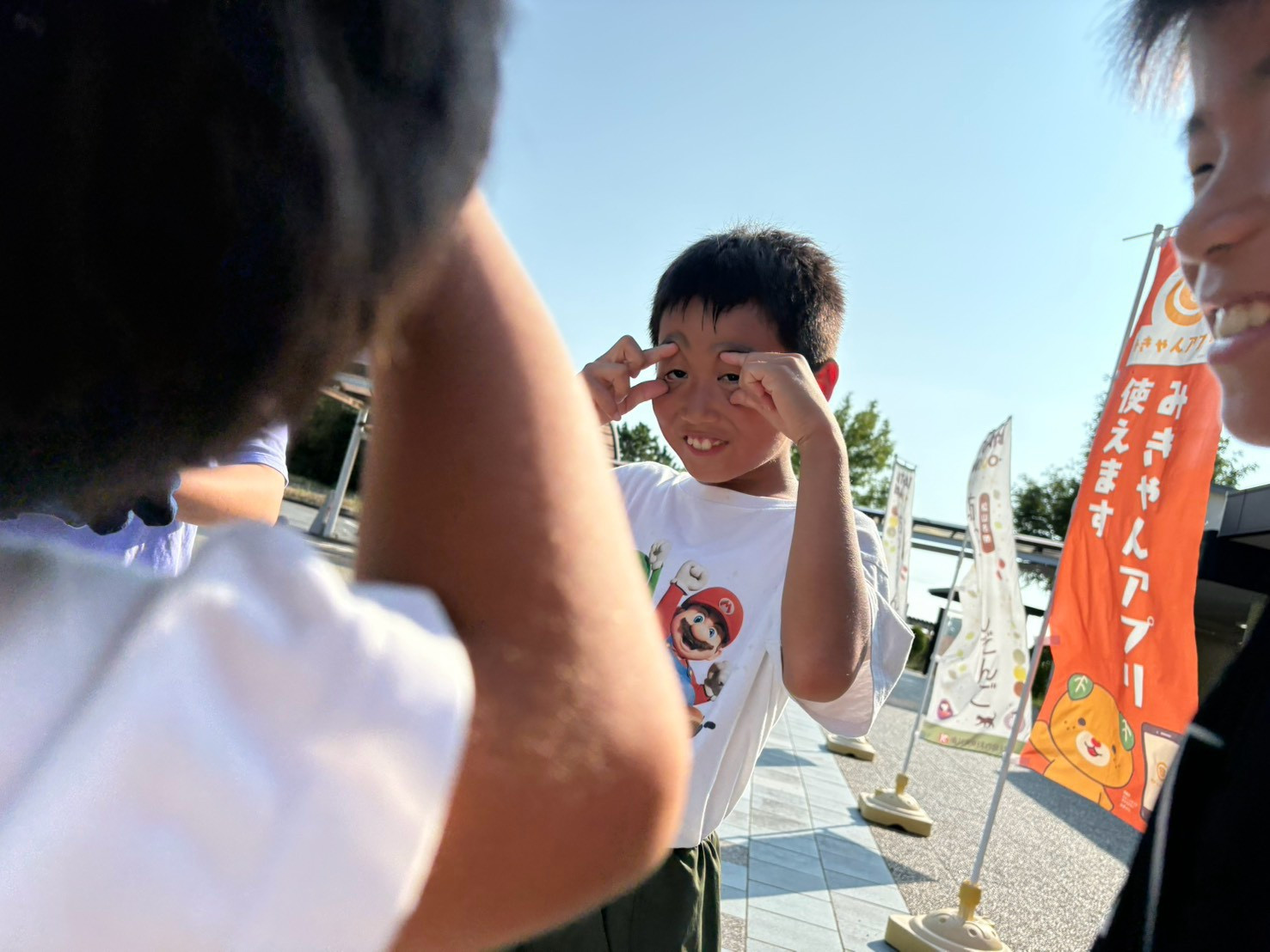 山の学校の帰り道。弟に勝とうと、にらめっこ中の兄の必殺技！