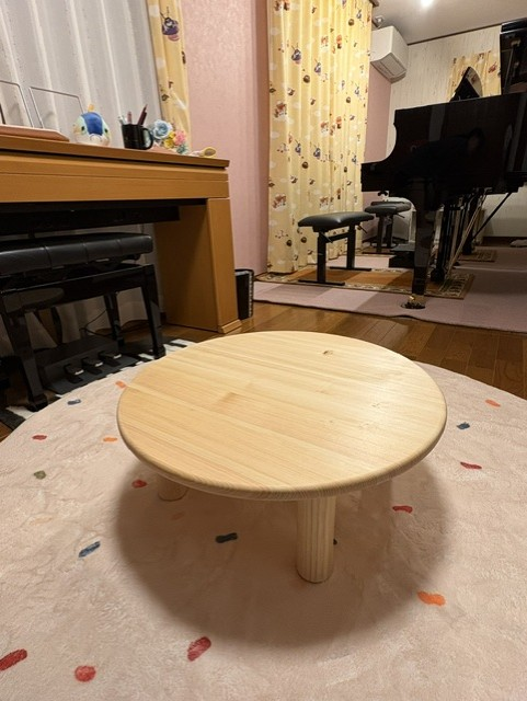第２レッスン室の待ち合いコーナーに丸テーブルがやって来ました！